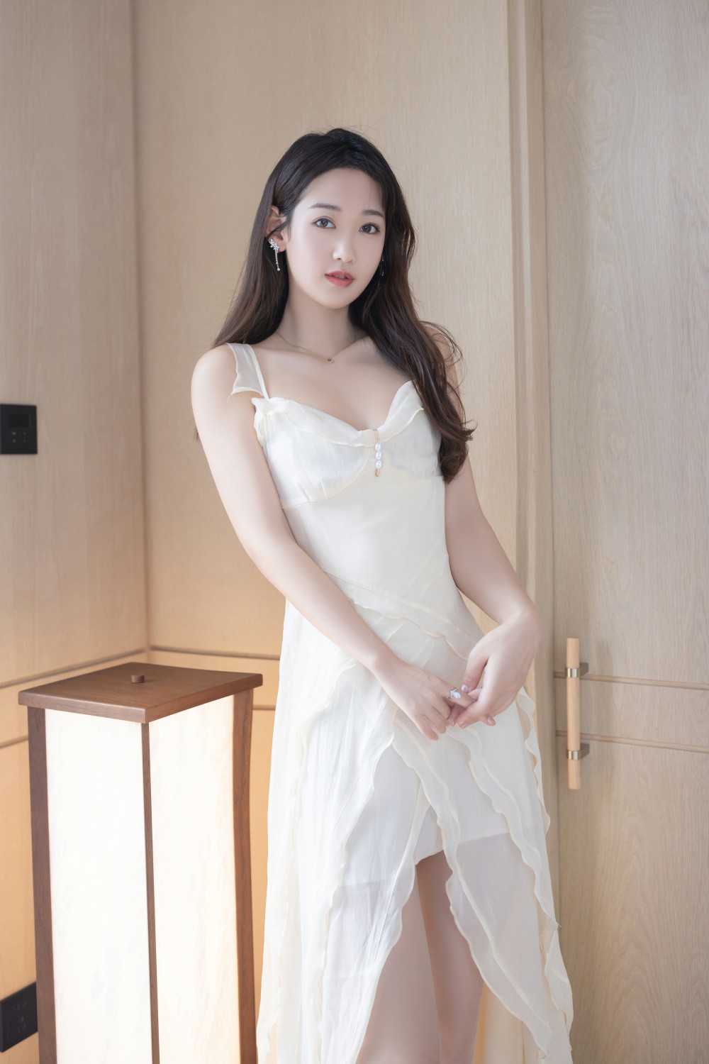 秀人网极品嫩模唐安琪米黄色长裙打赏图